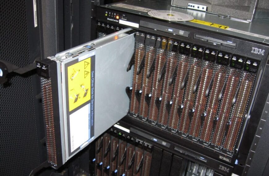 Wat is een Blade-server? Een Blade-server is een type server dat bestaat uit een modulaire behuizing waarin meerdere individuele servers, ook wel blades genoemd, worden geplaatst. Elke blade bevat zijn eigen processor, geheugen, opslag en andere componenten. Blade-servers bieden verschillende voordelen ten opzichte van traditionele serveroplossingen. Enkele voordelen zijn onder andere een hogere dichtheid, lagere energiekosten, gemakkelijkere schaalbaarheid en vereenvoudigd beheer. De modulaire aard van blade-servers maakt het mogelijk om snel extra blades toe te voegen of te verwijderen, afhankelijk van de behoeften van de organisatie. Kortom, een blade-server is een efficiÃ«nte serveroplossing die meerdere servers in Ã©Ã©n behuizing combineert…