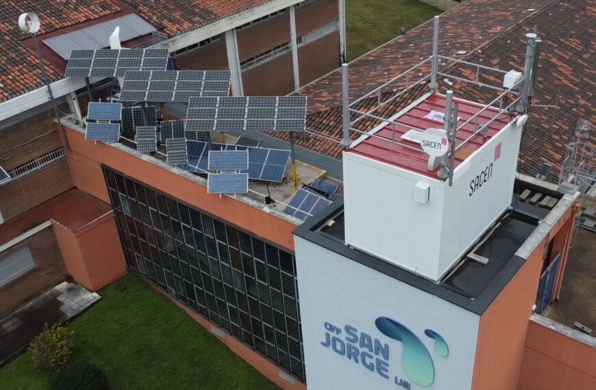 Sacen installeert zijn eerste slimme telecommunicatiecabine.