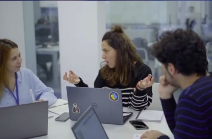 S2 Grupo implementeert maatregelen om de aanwezigheid van vrouwen in haar personeelsbestand te bevorderen en streeft ernaar om in 2028 26% te bereiken.