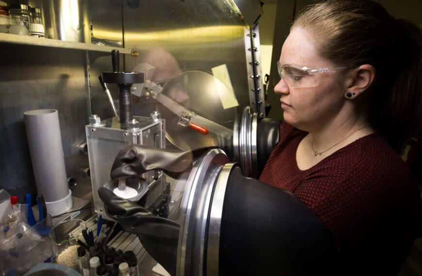 La traducciÃ³n de “La IA y la computaciÃ³n de alto rendimiento aceleran los descubrimientos cientÃ­ficos” al holandÃ©s serÃ­a “AI en high-performance computing versnellen wetenschappelijke ontdekkingen”.