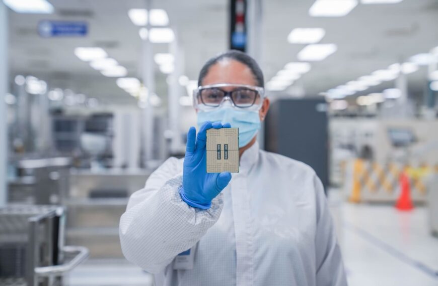 Intel lanceert nieuwe AI-chips om te concurreren met Nvidia en AMD voor leiderschap in de industrie.