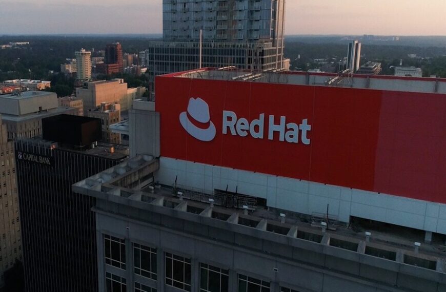 Red Hat integreert generatieve AI in het gehele hybride cloud portfolio met Red Hat Lightspeed.