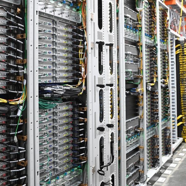 AWS en Orbital Materials gaan samenwerken om de decarbonisatie en efficiÃ«ntie van datacenters te revolutioneren.