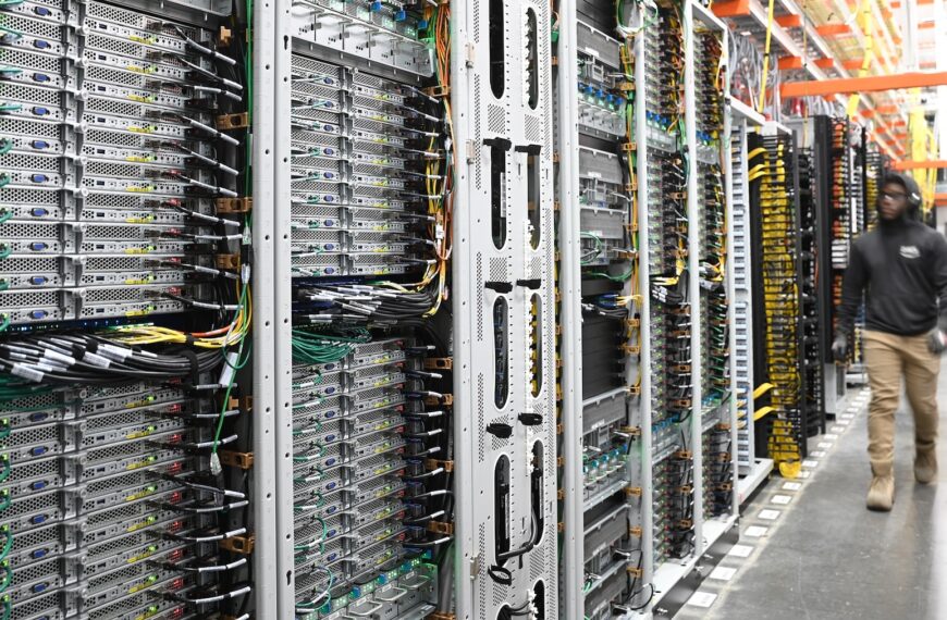 AWS en Orbital Materials gaan samenwerken om de decarbonisatie en efficiÃ«ntie van datacenters te revolutioneren.