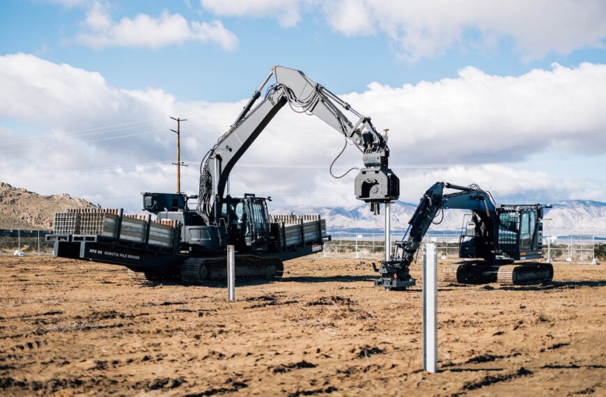 Automatisering revolutioneert de bouw van grootschalige zonne-energiecentrales.