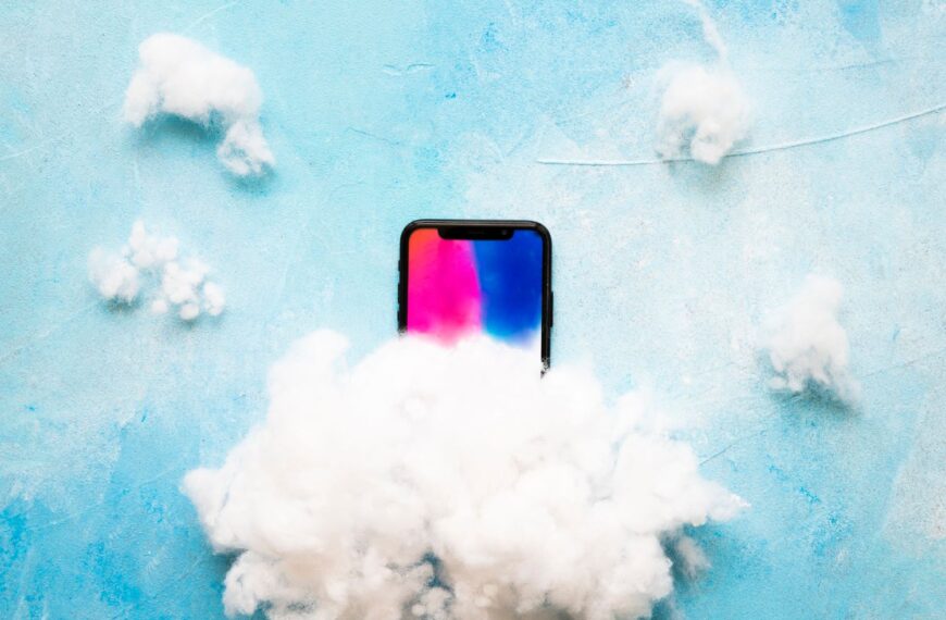 De adoptie van de hybride cloud versnelt en de groeiende strategische invloed van IT