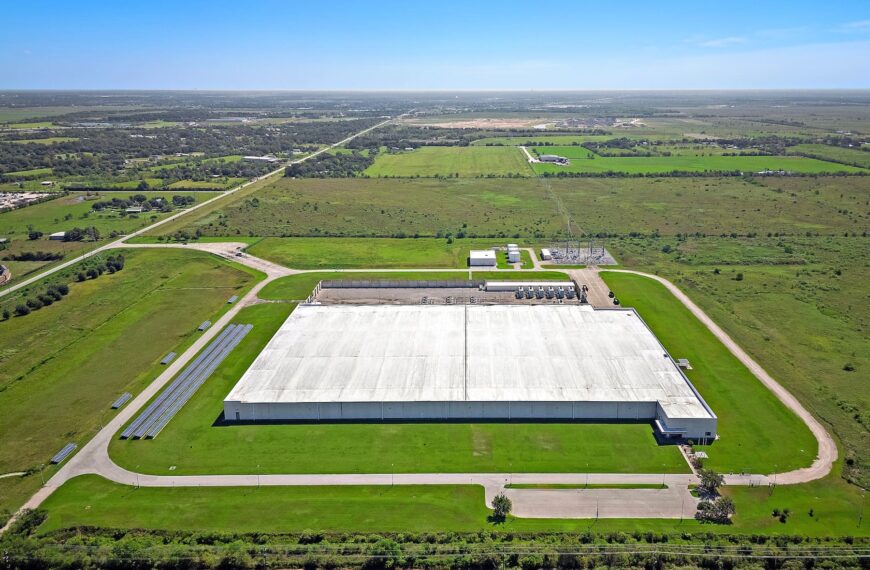 Serverfarm breidt zijn kredietlijn uit tot 1,637 miljard dollar om te voldoen aan de groeiende vraag naar de cloud en AI.