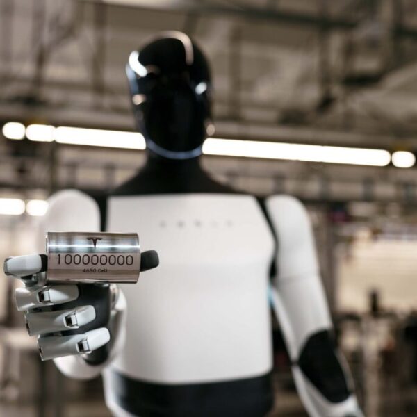 Elon Musk voorziet een toekomst met een miljoen Tesla Optimus-robots in productie tegen 2027.