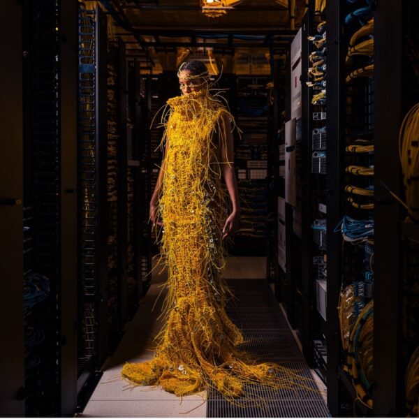 De jurk die het internet belichaamt: mode ontmoet technologie