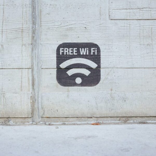 Verborgen Gevaren van Wi-Fi: Beveiligingsrisico’s en Beste Praktijken