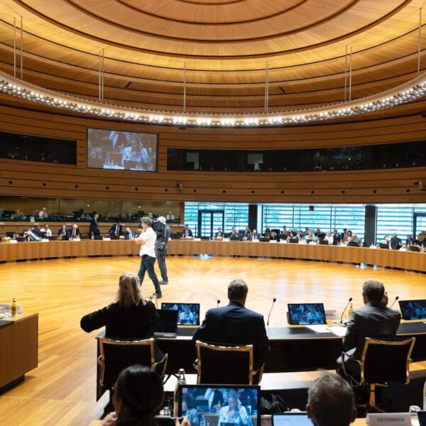 Europese Investeringsbank verhoogt financieringscapaciteit tot 100 miljard in 2025 voor versterking van defensie, energie en technologische leiderschap