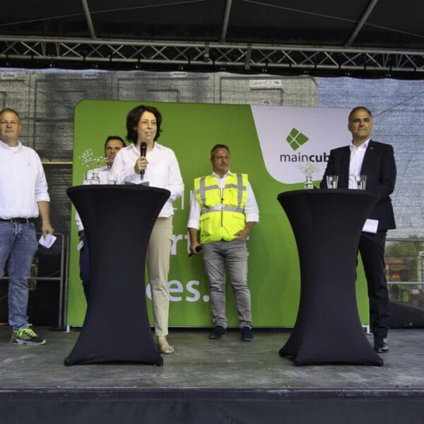 Maincubes Stapt de Toekomst in met de Kroningsceremonie van FRA03 en de Uitbreiding van de BER02 Campus in Berlijn