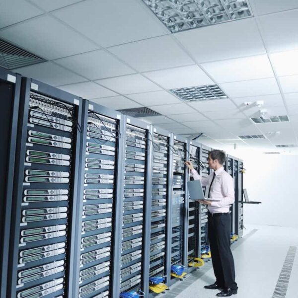 Bare Metal vs. Virtualisatie: Wat presteert beter voor AI in 2025?