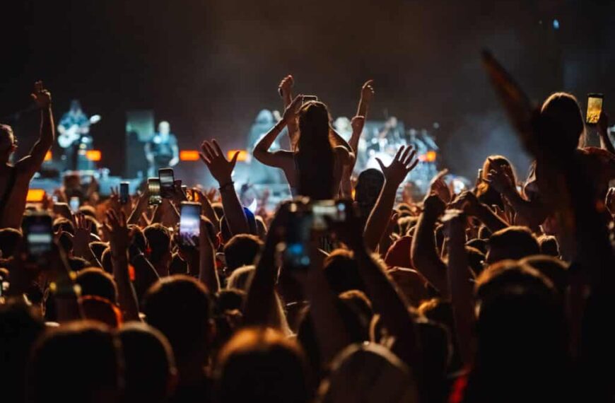 Satellietconnectiviteit maakt festivals mogelijk op stranden, bergen en in dorpen zonder dekking