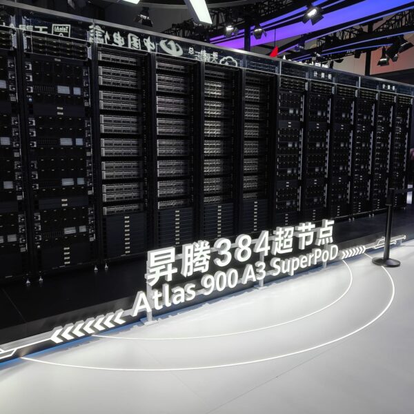 Huawei lanceert CloudMatrix 384 AI-cluster en daagt NVIDIA uit met dubbele FP16-prestaties