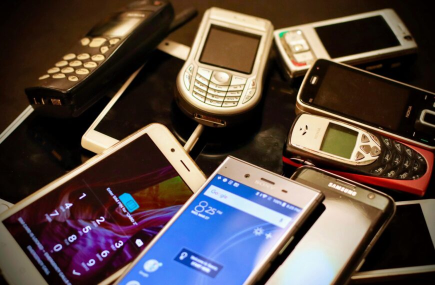 Wereldwijde smartphone-markt daalt licht in het tweede kwartaal van 2025 te midden van een onzekere economische situatie