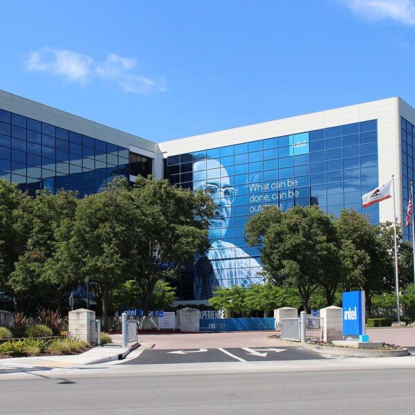 Intel Stuwt Aandelenherstel in de Halfgeleidersector na Fed’s Hint naar Renteverlaging