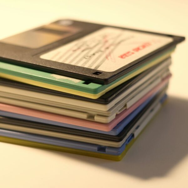 De Oude Floppy Disk Weert de Dood: Linux Blijft Compatibel in 2025