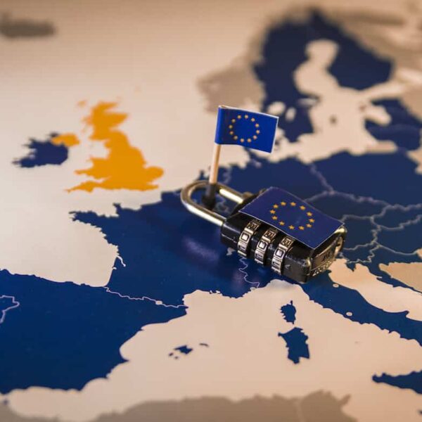 Europa aan de Rand van Digitale Controle: EU Kijkt Naar Scannen van Alle Chats, Inclusief Versleutelde Berichten, Vanaf Oktober