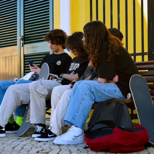 OpenAI’s Inzet voor Leeftijdsvoorspelling in ChatGPT: De Wereldwijde Discussie over Online Leeftijdsverificatie