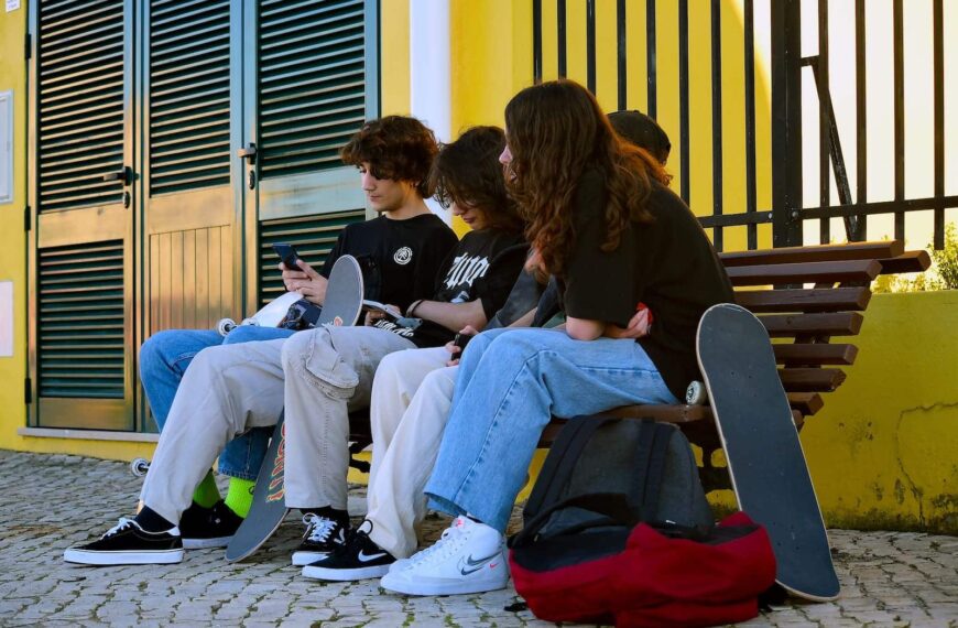 OpenAI’s Inzet voor Leeftijdsvoorspelling in ChatGPT: De Wereldwijde Discussie over Online Leeftijdsverificatie