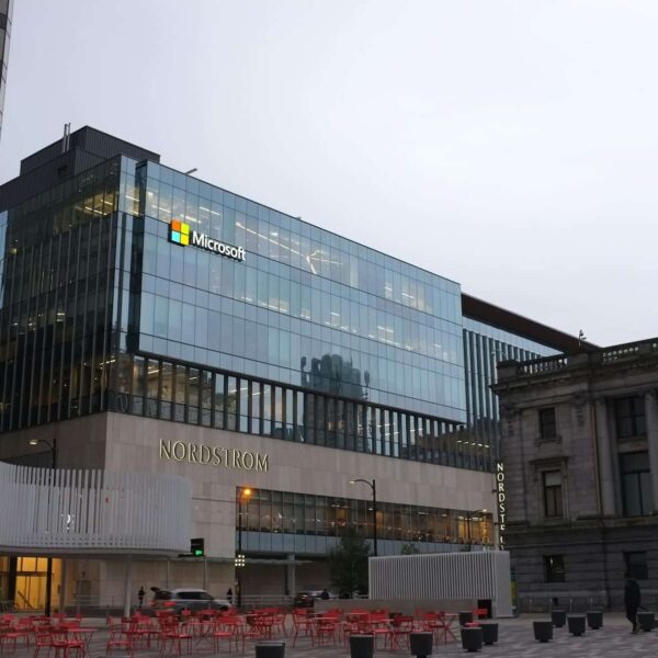 Microsoft Versnelt Verhuizing Uit China: Meerderheid Nieuwe Producten Buiten Land Vanaf 2026; AWS en Google Volgen Voorbeeld