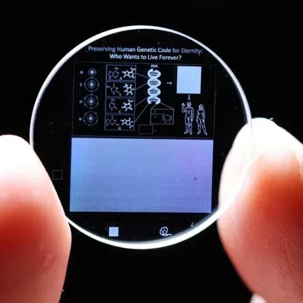 Een glazen schijf om de wereld te bewaren: de sprong van 5D-opslag naar datacenters