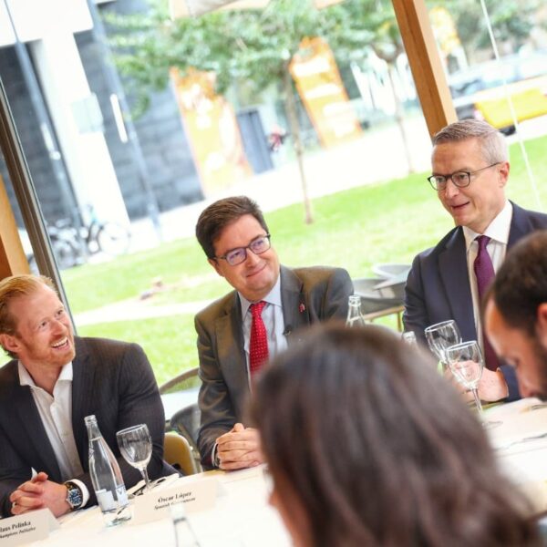 Spanje kondigt 100 miljoen euro aan om de Europese digitale soevereiniteit te bevorderen binnen de IPCEI voor Kunstmatige Intelligentie