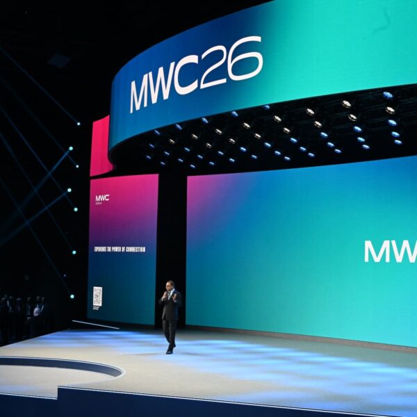 MWC 2026 start in Barcelona met een duidelijke boodschap: 5G voltooien, AI stimuleren en digitale beveiliging versterken