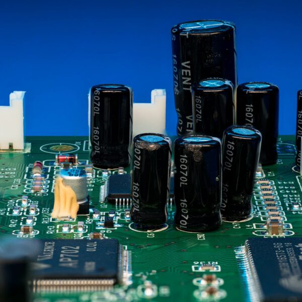 AI begint een andere onzichtbare component duurder te maken: condensatoren