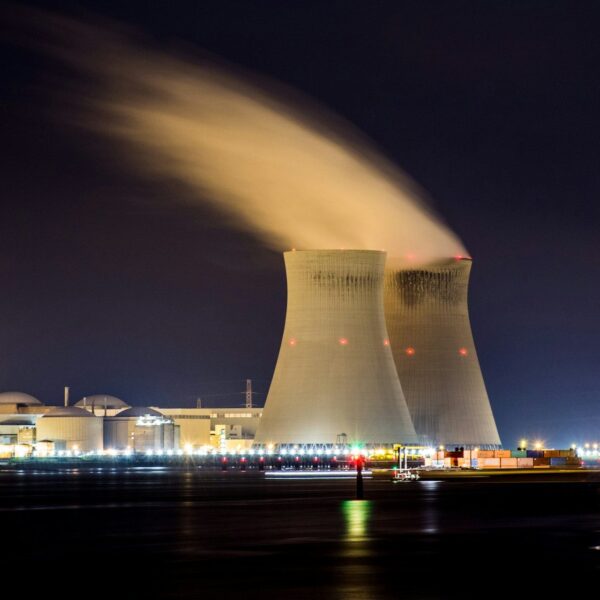 AI verhoogt de vraag naar elektriciteit en brengt kernenergie terug op de radar van de technologiebedrijven
